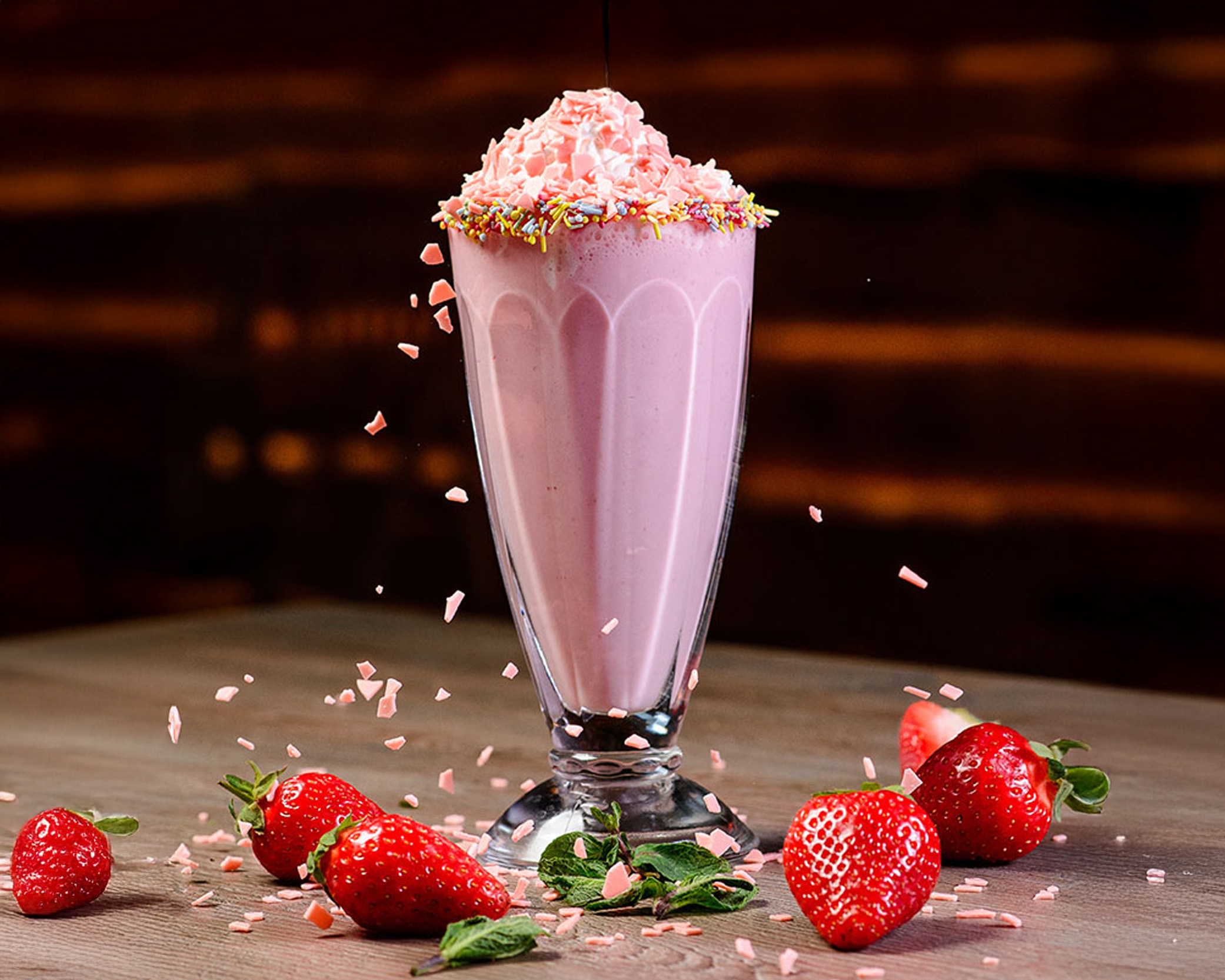 ÇİLEKLİ MILKSHAKE